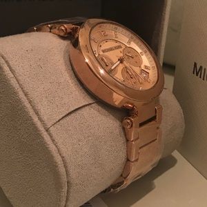 🔥MEGA SALE🔥Beautiful Rose Gold MK Watch